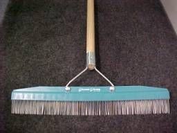 Grandi Groomer Carpet Rake